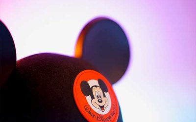 Mickey Mouse Kappe in schwarz und orange; Foto: Brian McGowan auf Unsplash 