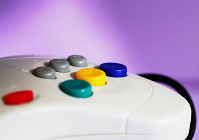 Weißer Gamecontroller mit bunten Tasten; Bild: Adam Valstar auf Unsplash