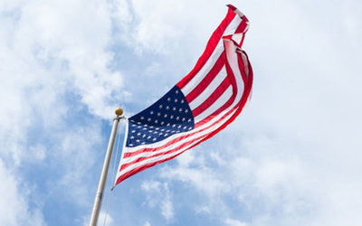 Flagge der USA mit Fahnenmast; Bild: Brandon Day auf Unsplash