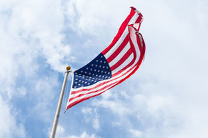 Flagge der USA mit Fahnenmast; Bild: Brandon Day auf Unsplash