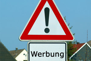 Verkehrsschild: Achtung! Werbung; Bild: Find-das-Bild.de / Michael Schnell