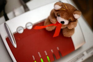 Teddy auf WLAN-Modem; Bild: Internet-ABC