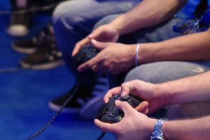 Spielende Personen mit Controllern; Bild: Internet-ABChttps://www.internet-abc.de/fileadmin/_processed_/csm_spieler-controller_886d603d5e.jpg