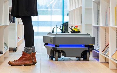 Roboter Veera hilft bei der Büchersuche