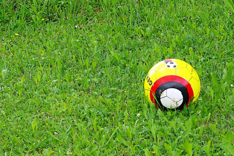 Fußball auf grünem Rasen; Bild: Internet-ABC Fußball auf grünem Rasen; Bild: Internet-ABC