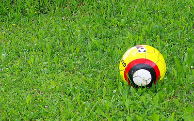 Fußball auf grünem Rasen; Bild: Internet-ABC