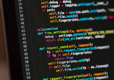 Computer mit Code; Bild: Chris Ried auf Unsplash