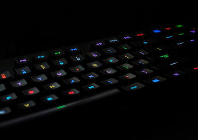 Schwarze Tastatur mit leuchtenden Buchstaben; Bild: Nhu Nguyen auf Unsplash