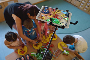 Kinder bereiten in der Kita Essen zu, gefilmt mit einem Tablet; Bild: Ingo Heine / Stiftung Ravensburger Verlag 