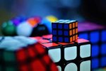 "Foto mit flachem Fokus von Rubiks Cubes"; Foto: Fletcher Pride auf Unsplash