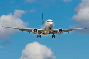 Weißes Flugzeug in der Luft; Bild: John McArthur Weißes Flugzeug in der Luft; Bild: John McArthur