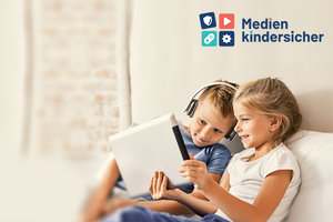 Zwei Kinder mit einem Tablet; Bild: Medien-kindersicher.de